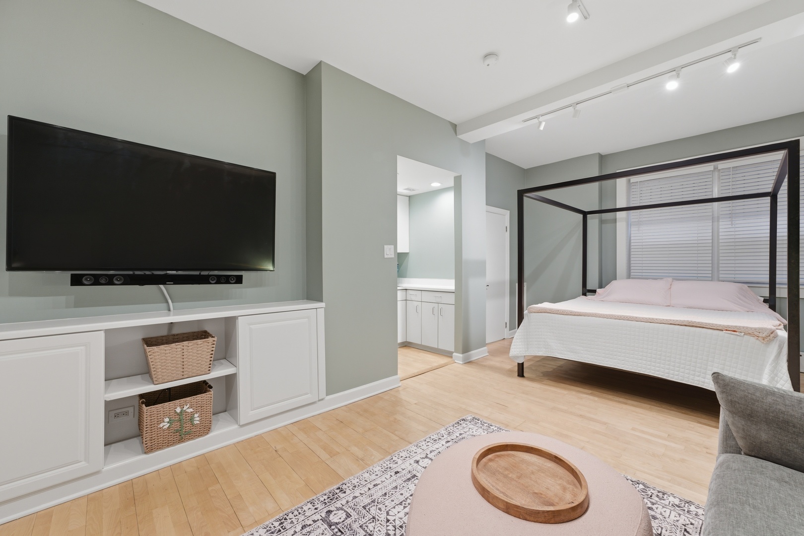 431 W Oakdale Avenue Unit: 1C