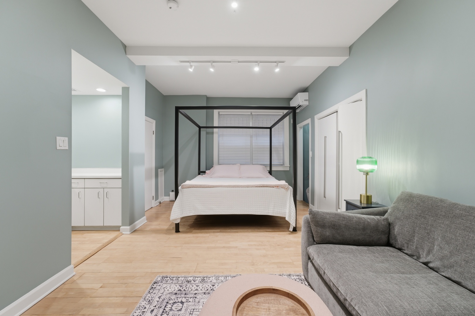 431 W Oakdale Avenue Unit: 1C