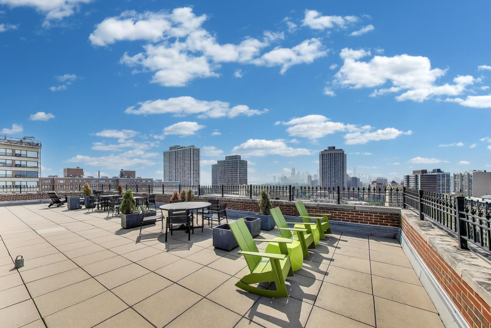 431 W Oakdale Avenue Unit: 1C