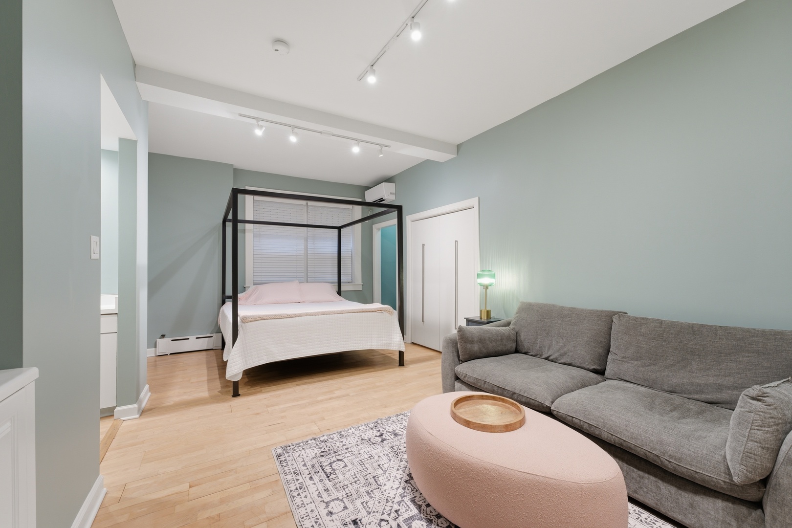 431 W Oakdale Avenue Unit: 1C