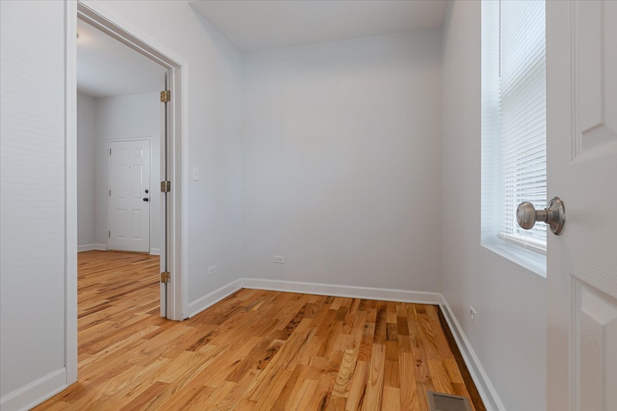 1234 W 49th Place Unit: 1R