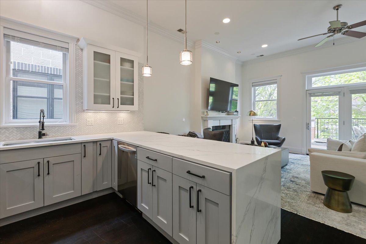 839 W Bradley Place Unit: 3