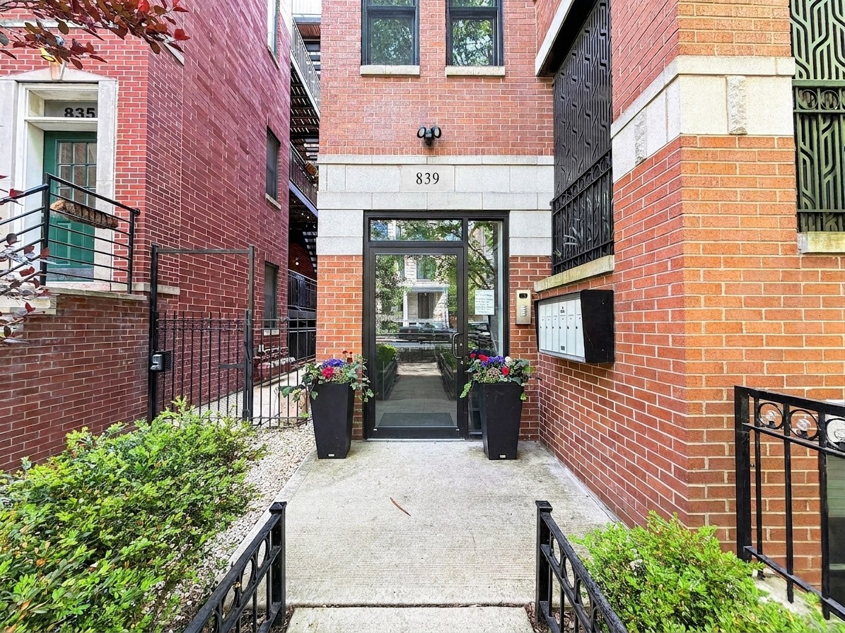 839 W Bradley Place Unit: 3