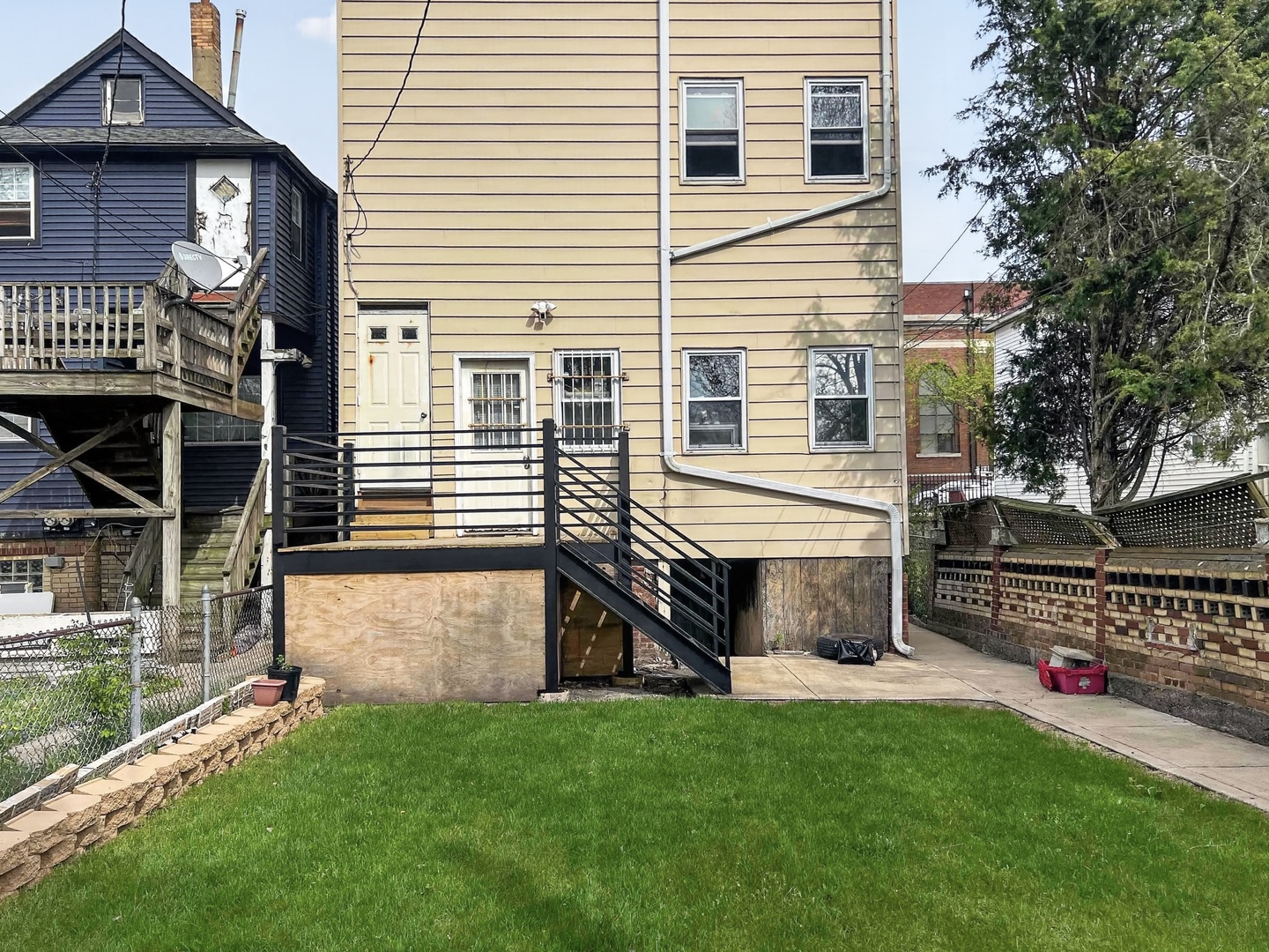 9046 S Brandon Avenue Unit: 3