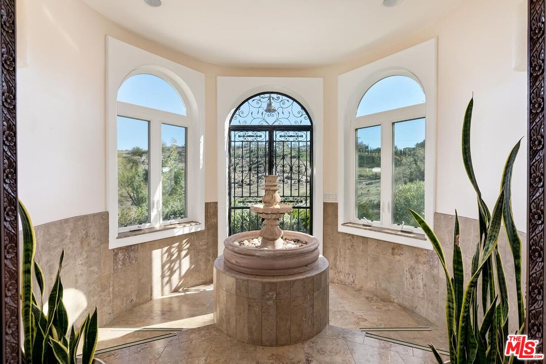 10827 Pacific View Dr