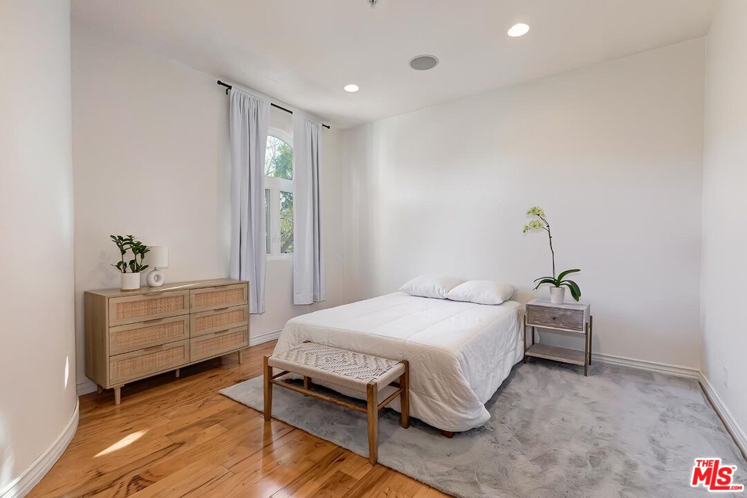 10827 Pacific View Dr