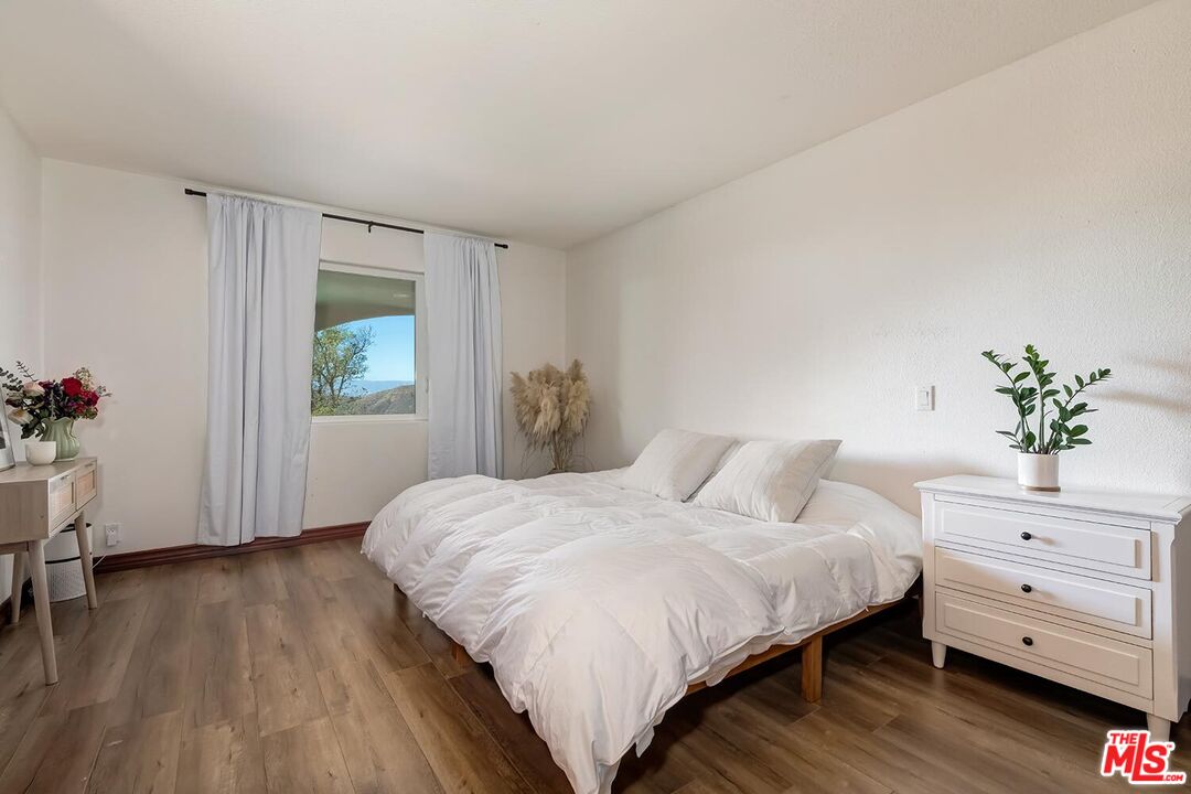 10827 Pacific View Dr