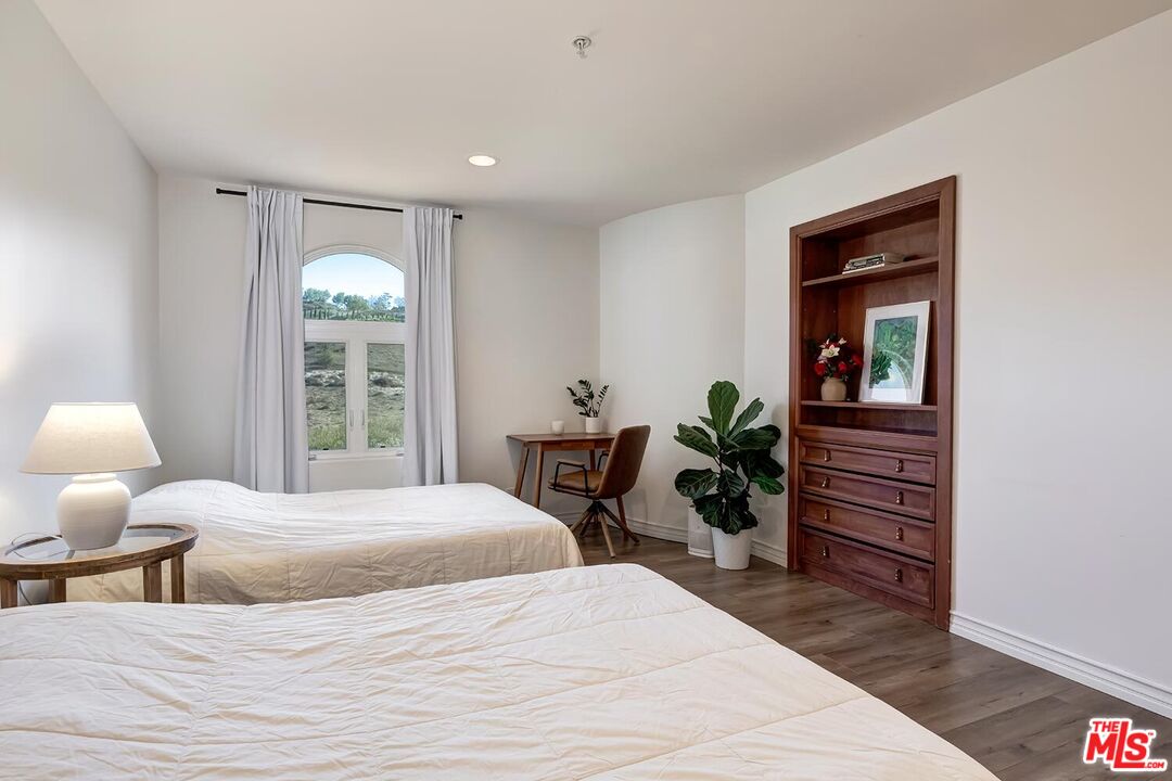 10827 Pacific View Dr