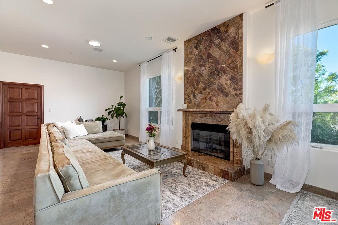 10827 Pacific View Dr