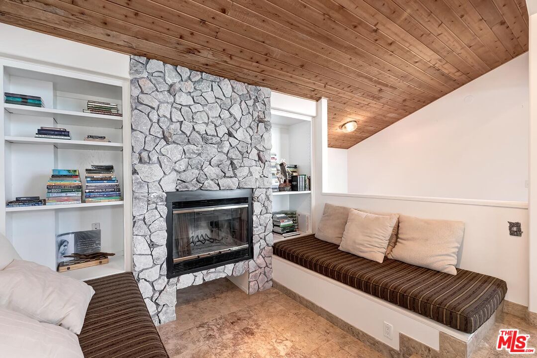 10827 Pacific View Dr