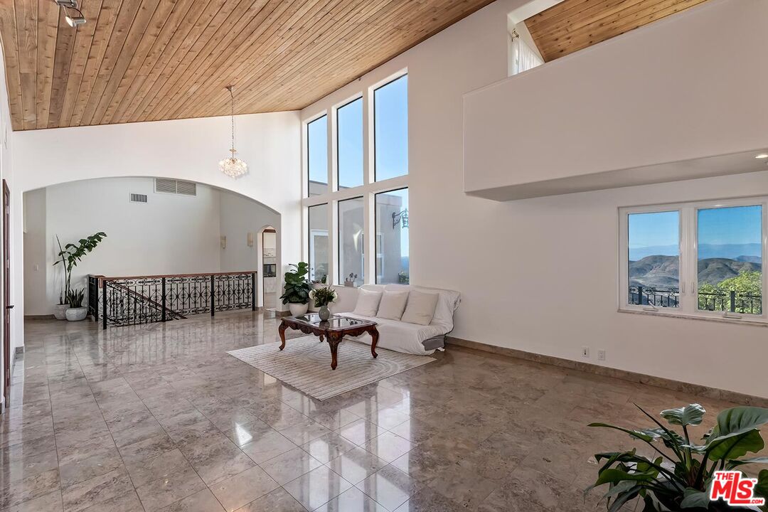 10827 Pacific View Dr