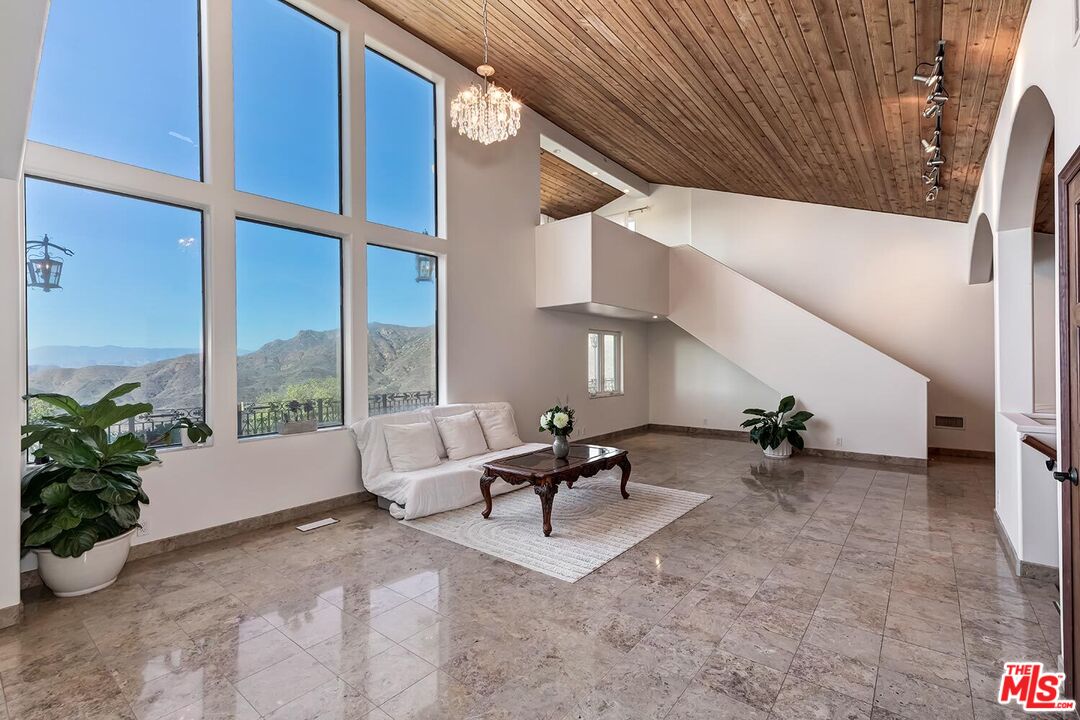 10827 Pacific View Dr