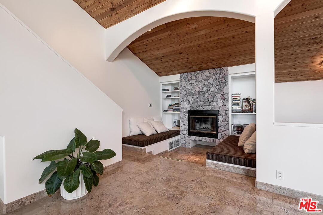 10827 Pacific View Dr