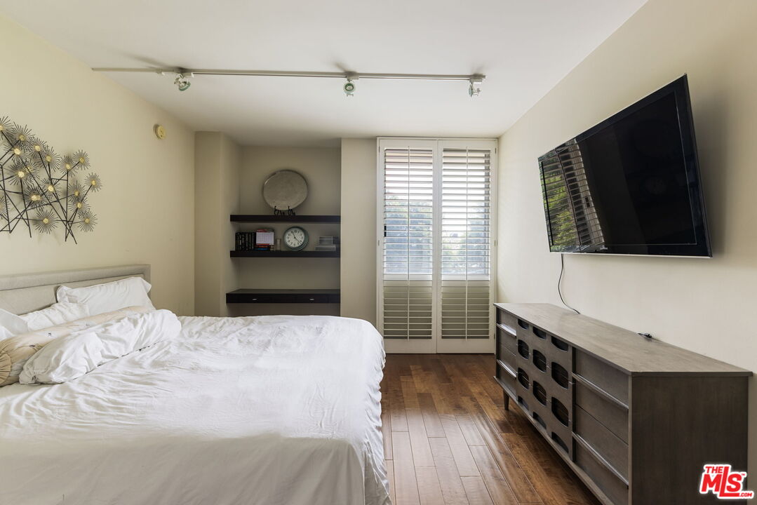 211 S Spalding Dr Unit: 105N