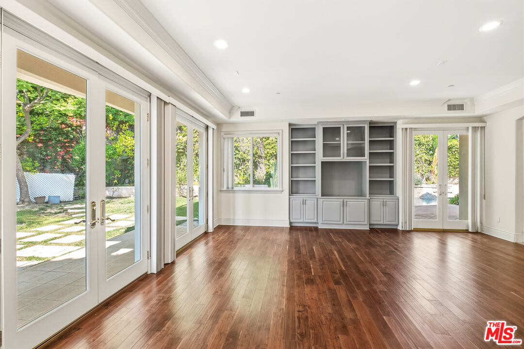 2997 Beverly Glen Cir