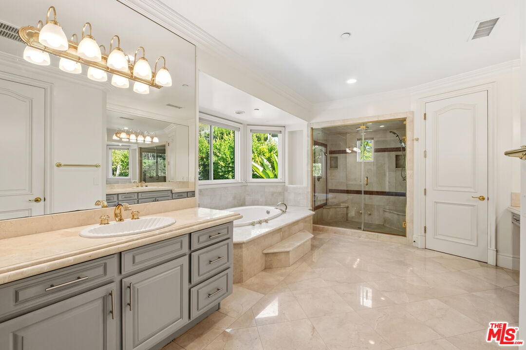 2997 Beverly Glen Cir