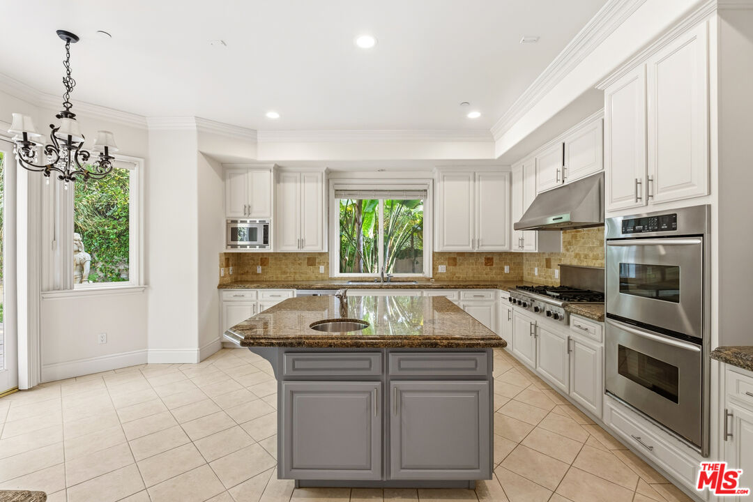 2997 Beverly Glen Cir