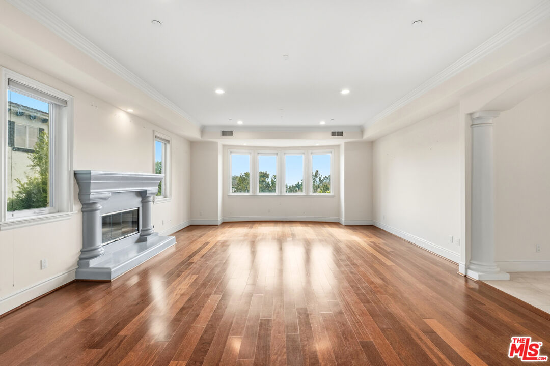 2997 Beverly Glen Cir