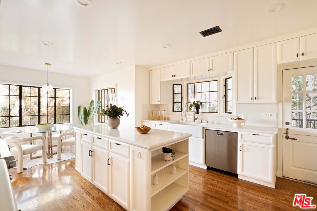 4818 Bonvue Ave