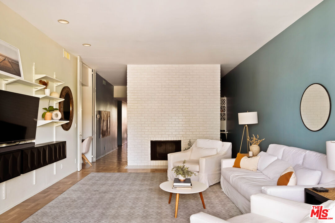 141 S Linden Dr Unit: 204