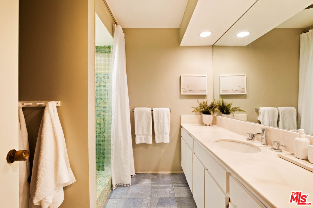 141 S Linden Dr Unit: 204