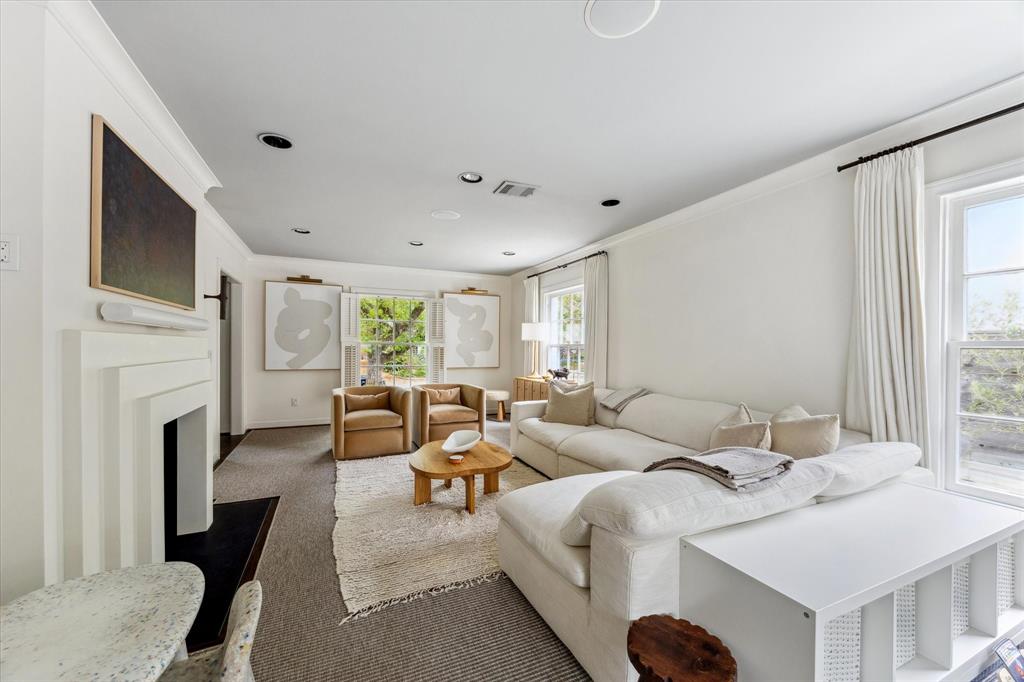 2911 Sunset Boulevard