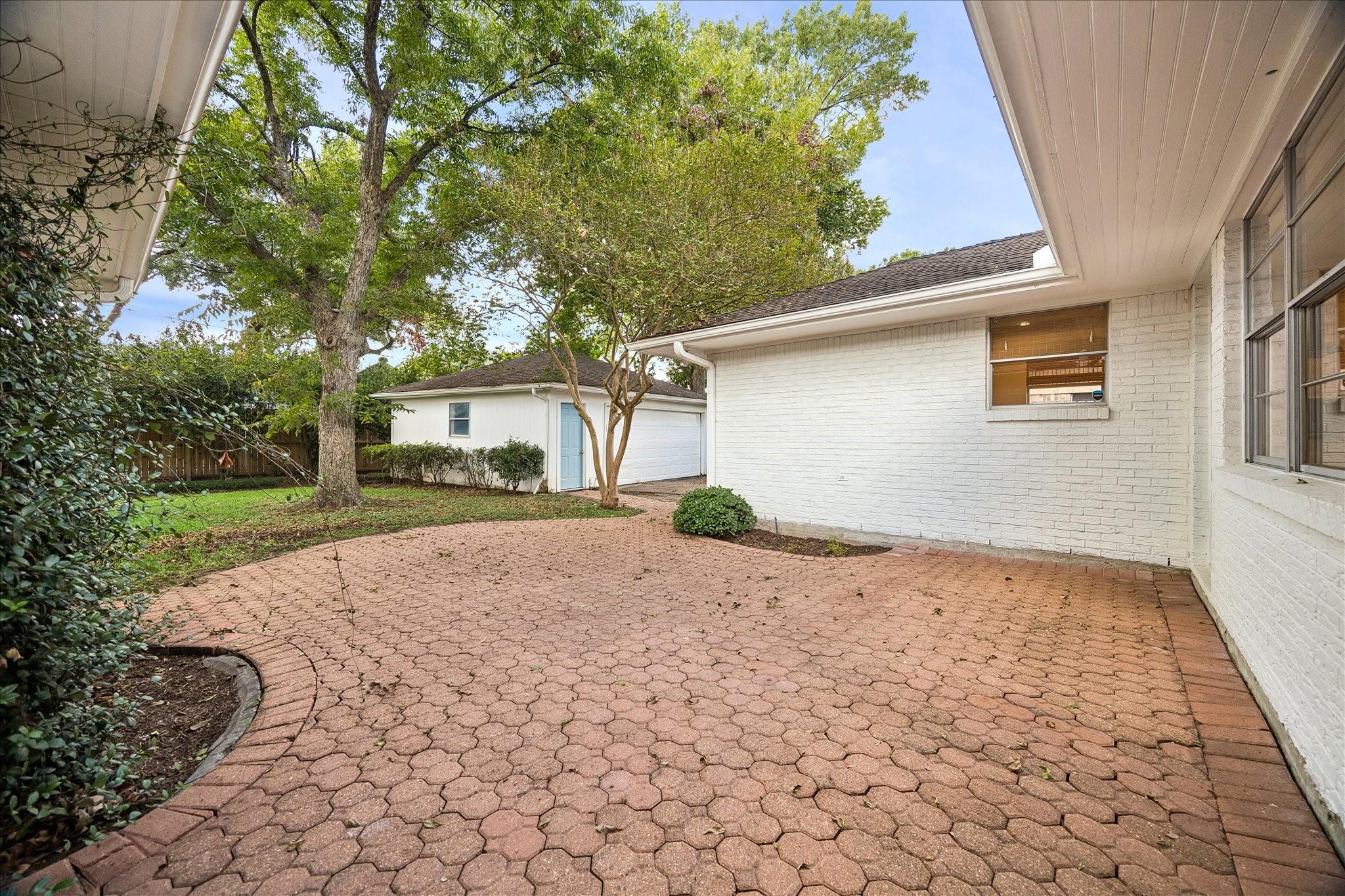 7623 Meadowvale Drive