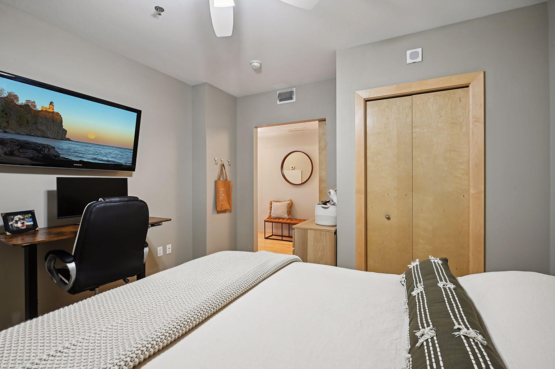 215 10th Avenue S Unit: 207