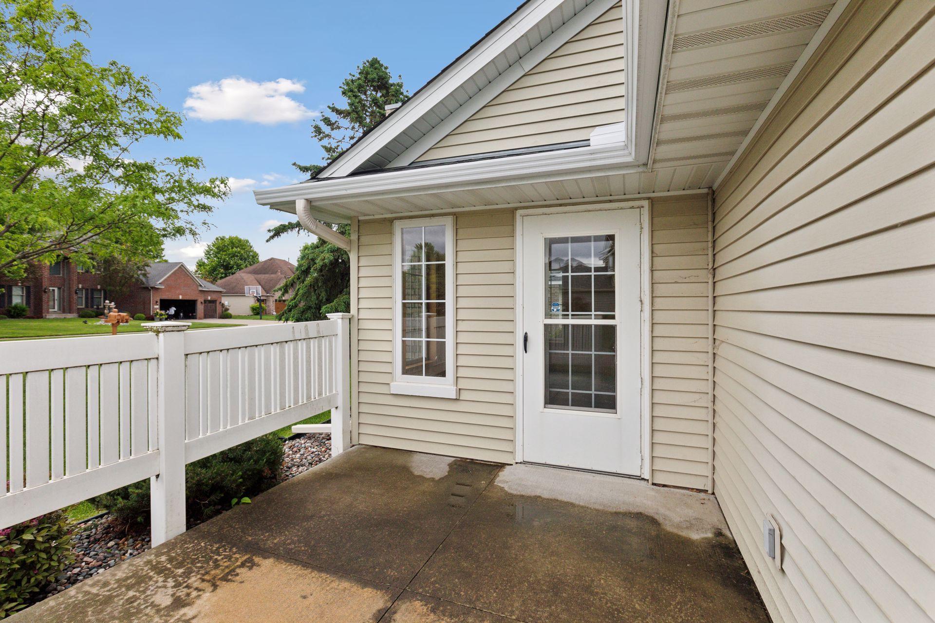 18470 Gladstone Boulevard N