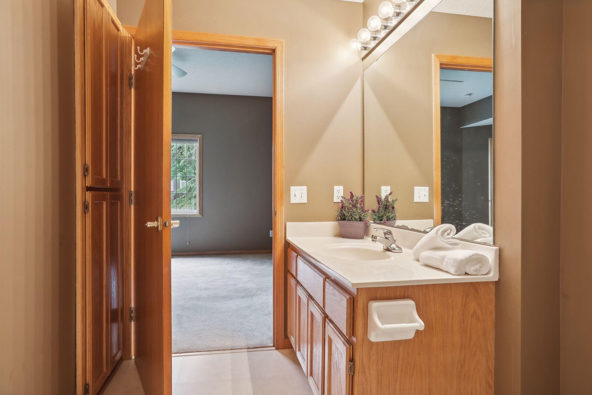 18470 Gladstone Boulevard N