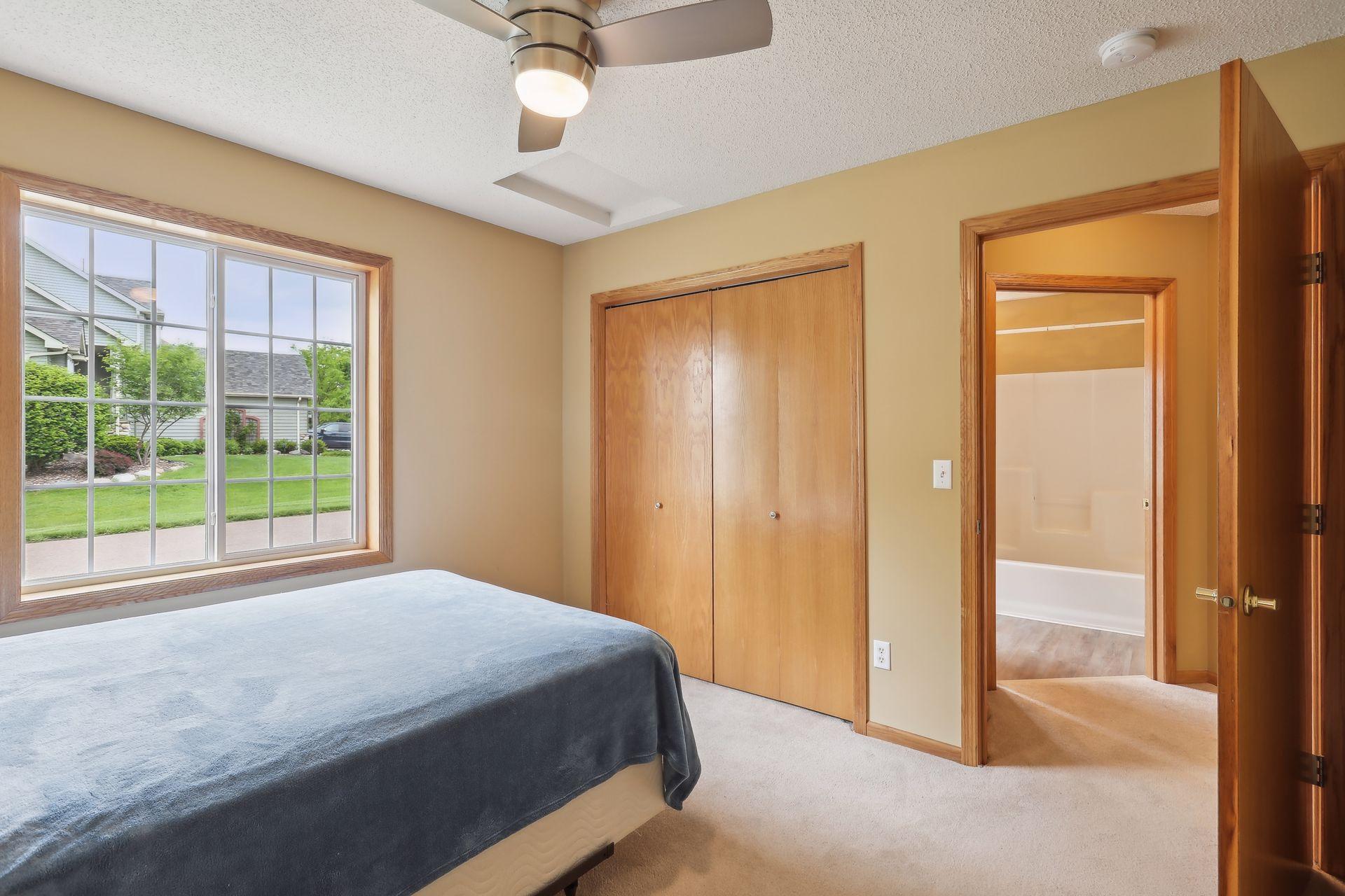 18470 Gladstone Boulevard N