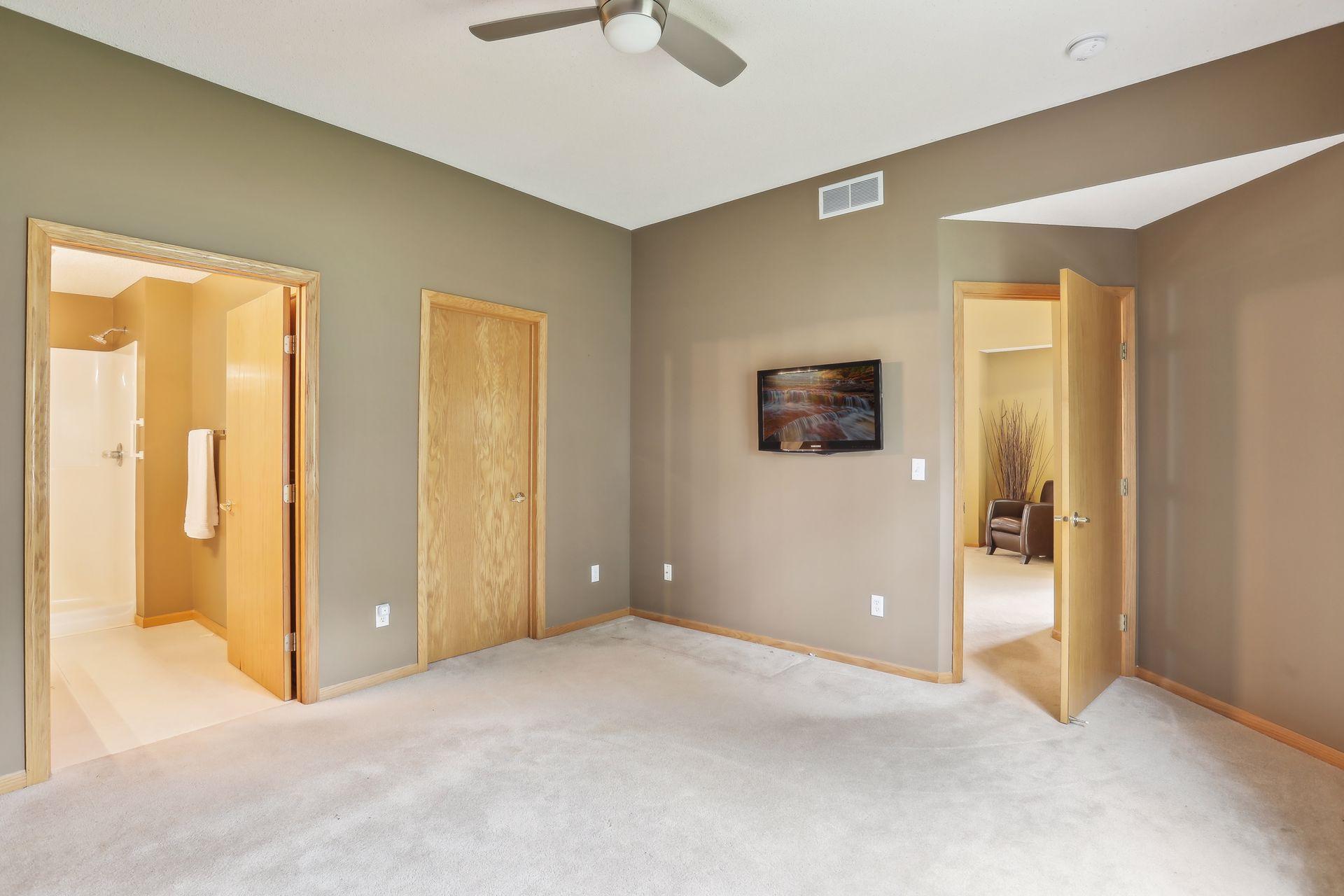 18470 Gladstone Boulevard N