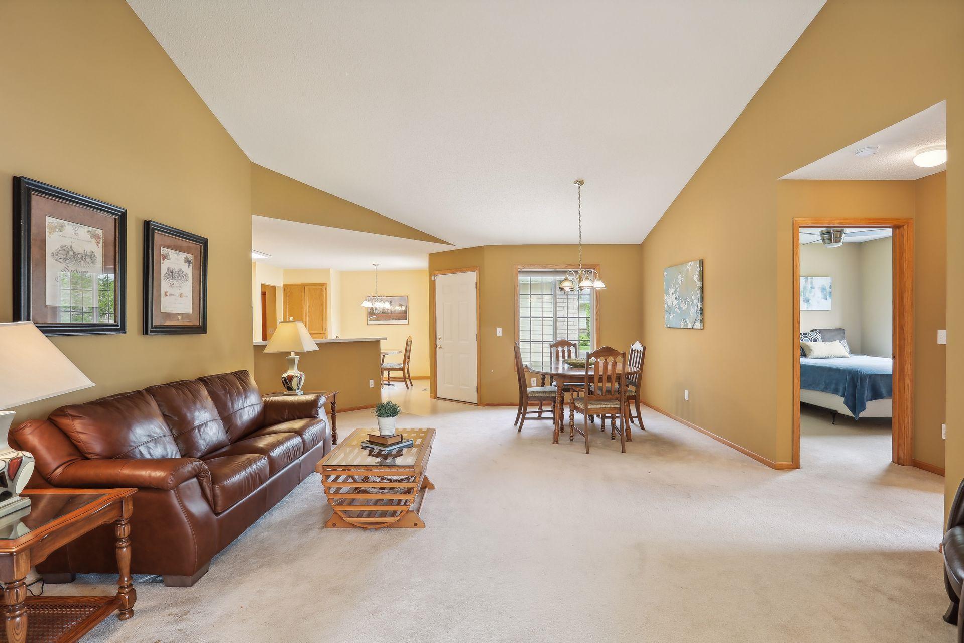 18470 Gladstone Boulevard N