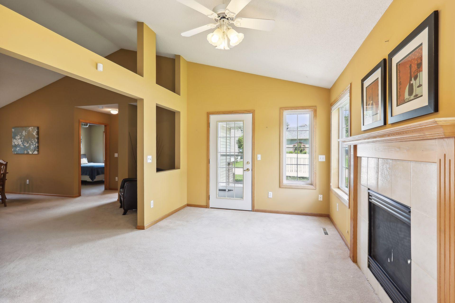 18470 Gladstone Boulevard N