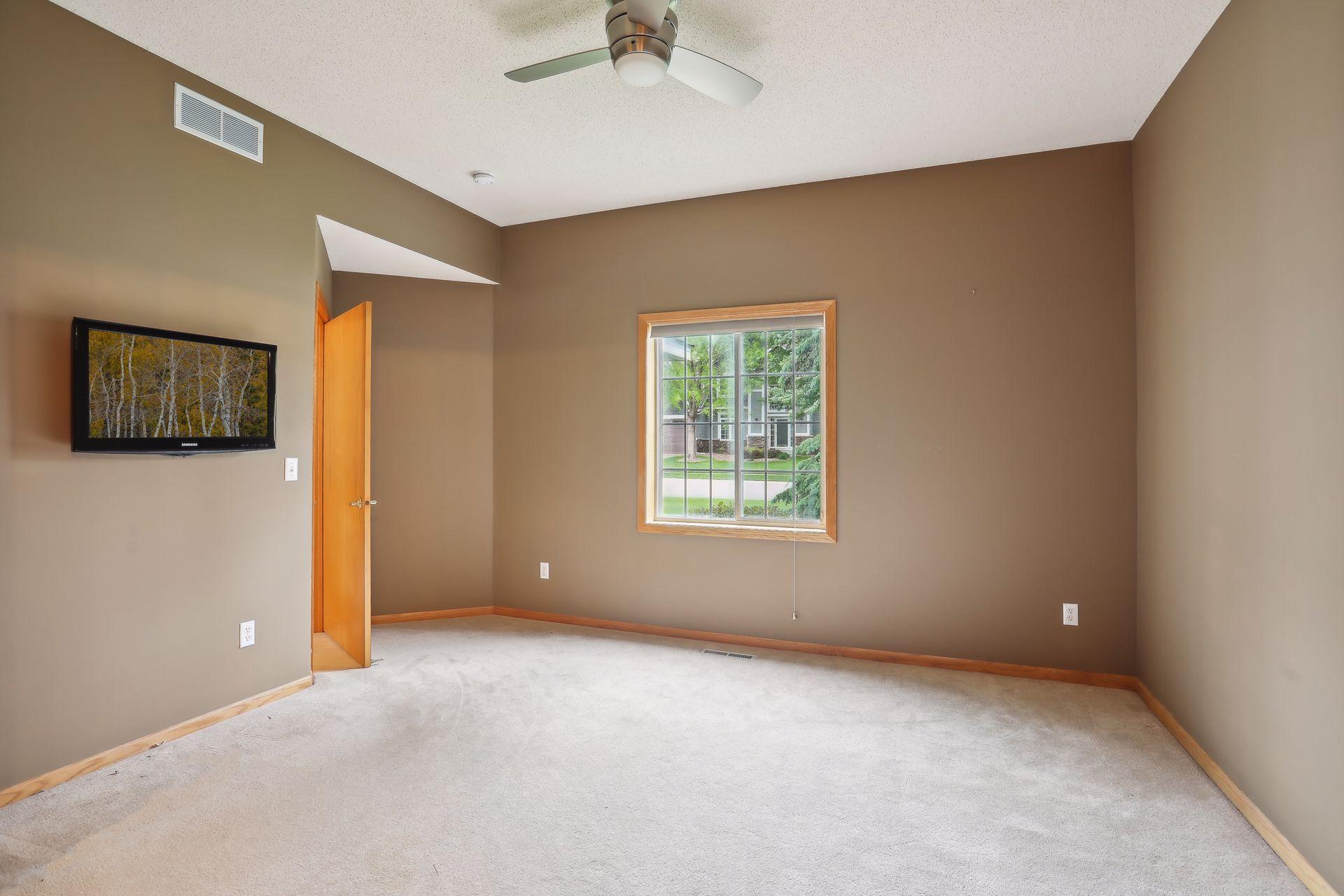 18470 Gladstone Boulevard N