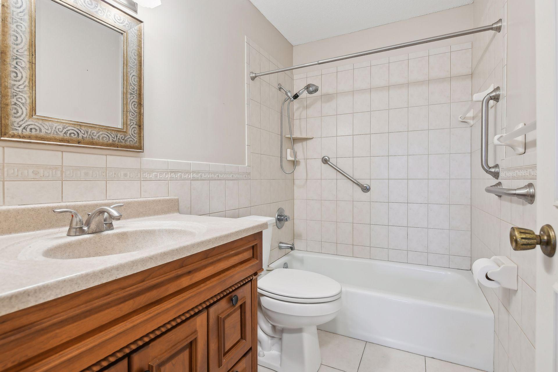 205 Barry Avenue S Unit: 220