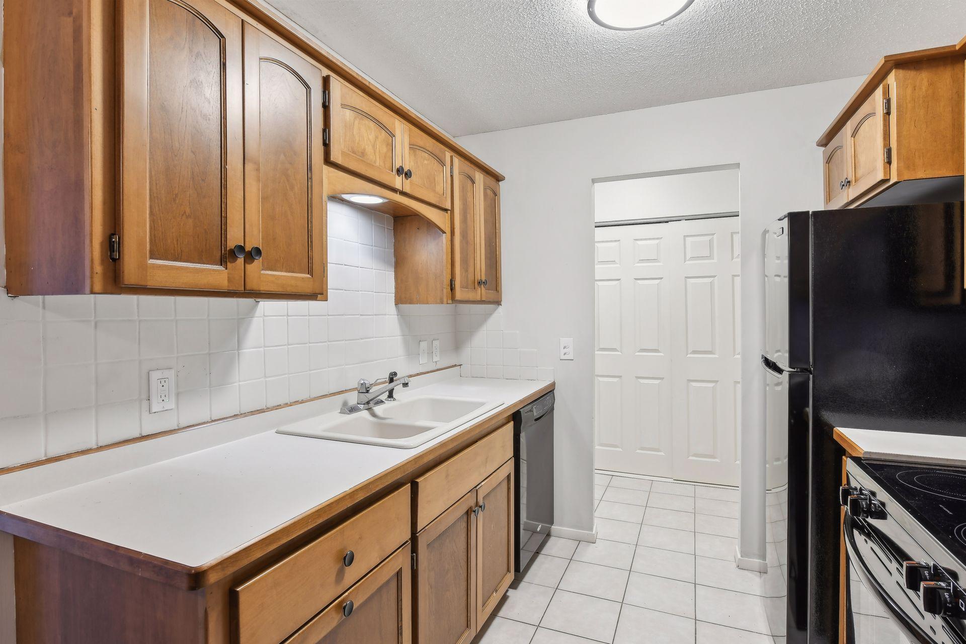 205 Barry Avenue S Unit: 220