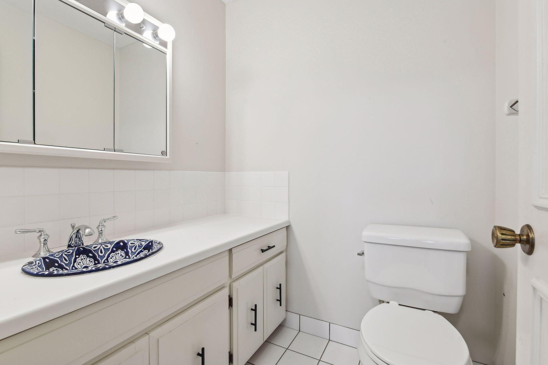 205 Barry Avenue S Unit: 220