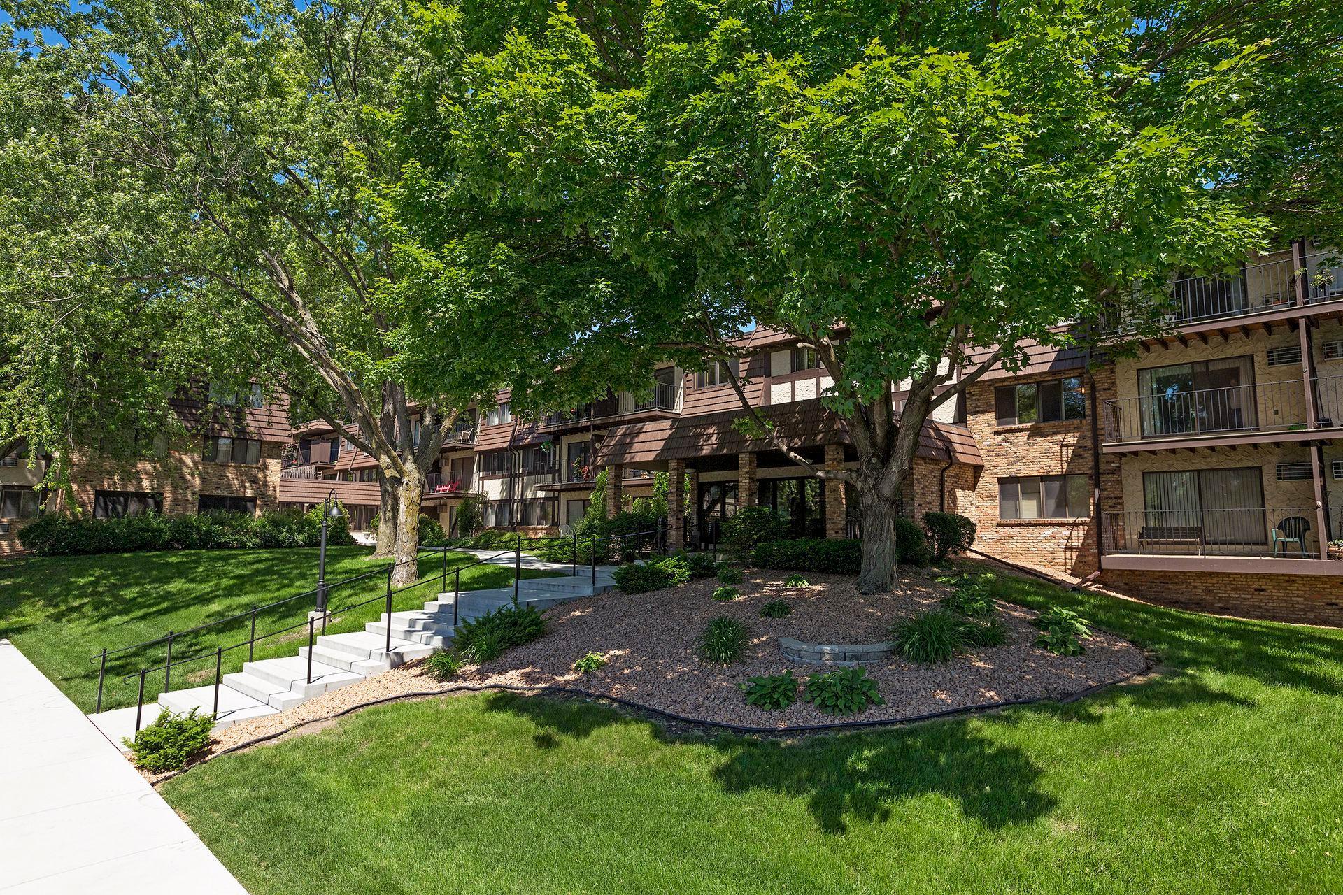 205 Barry Avenue S Unit: 220