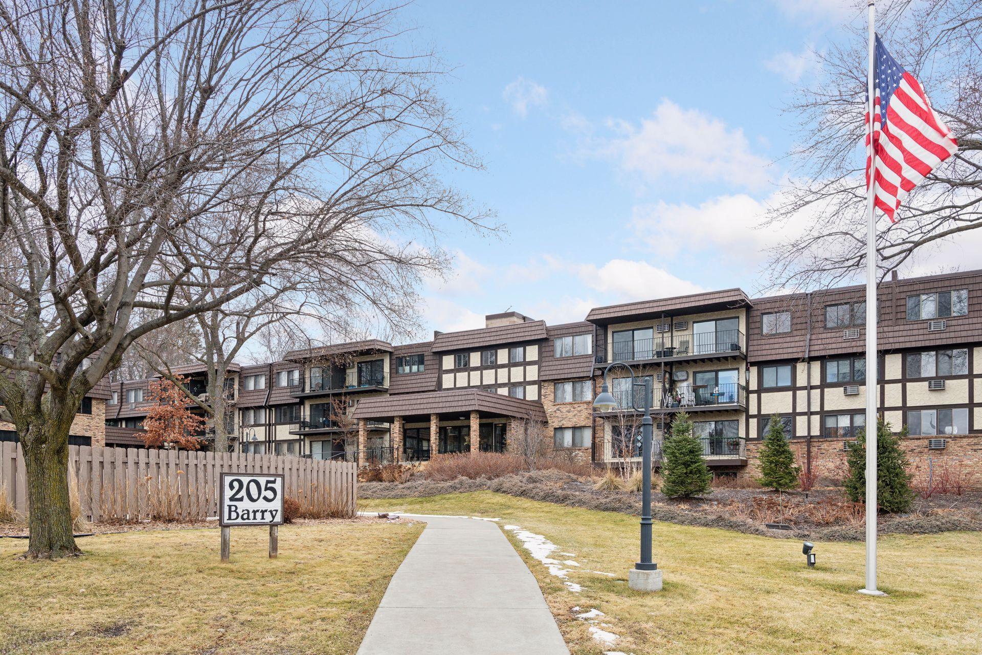 205 Barry Avenue S Unit: 220