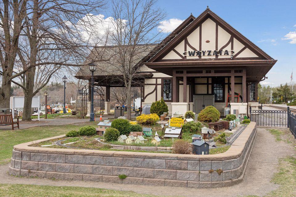 205 Barry Avenue S Unit: 220