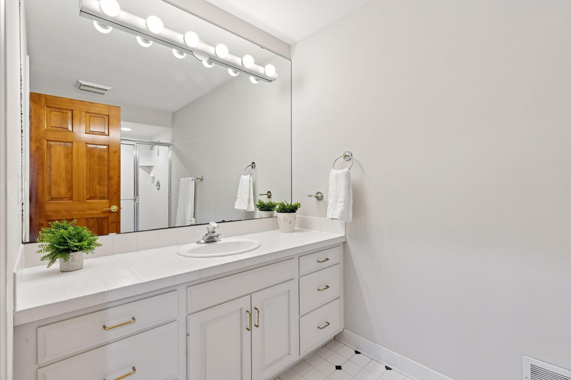 2571 Abbey Hill Drive