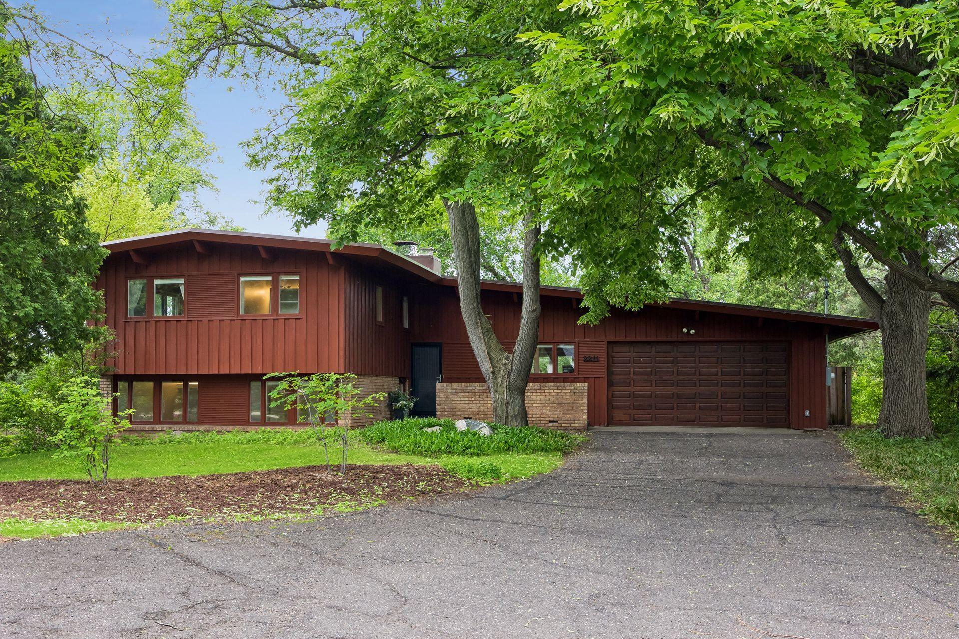 2211 Hill Lane S