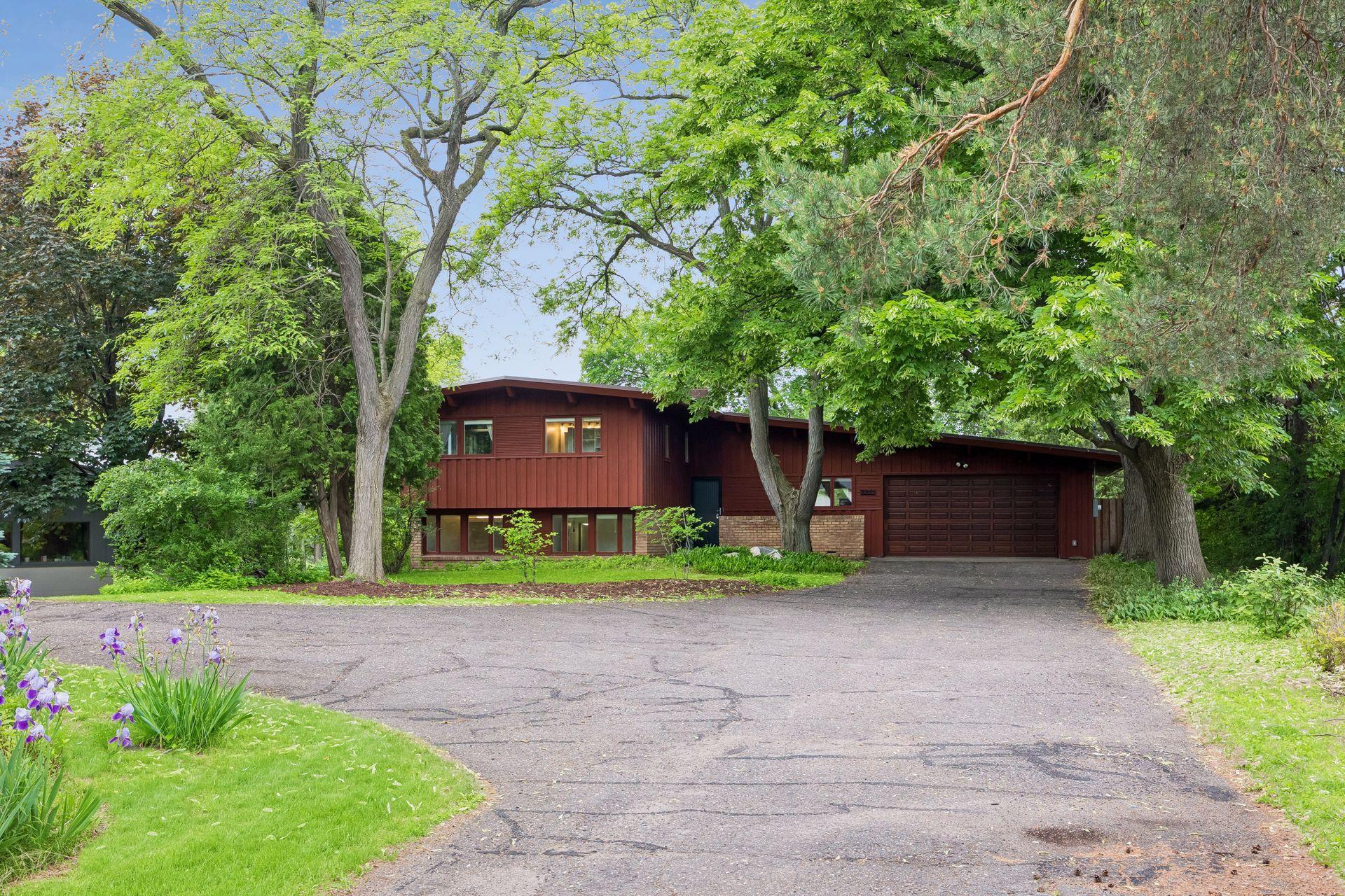 2211 Hill Lane S