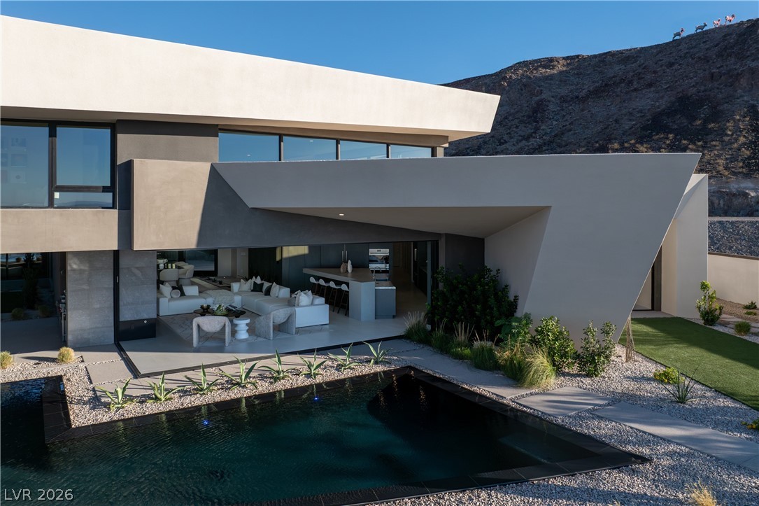 8 Chisel Crest Court