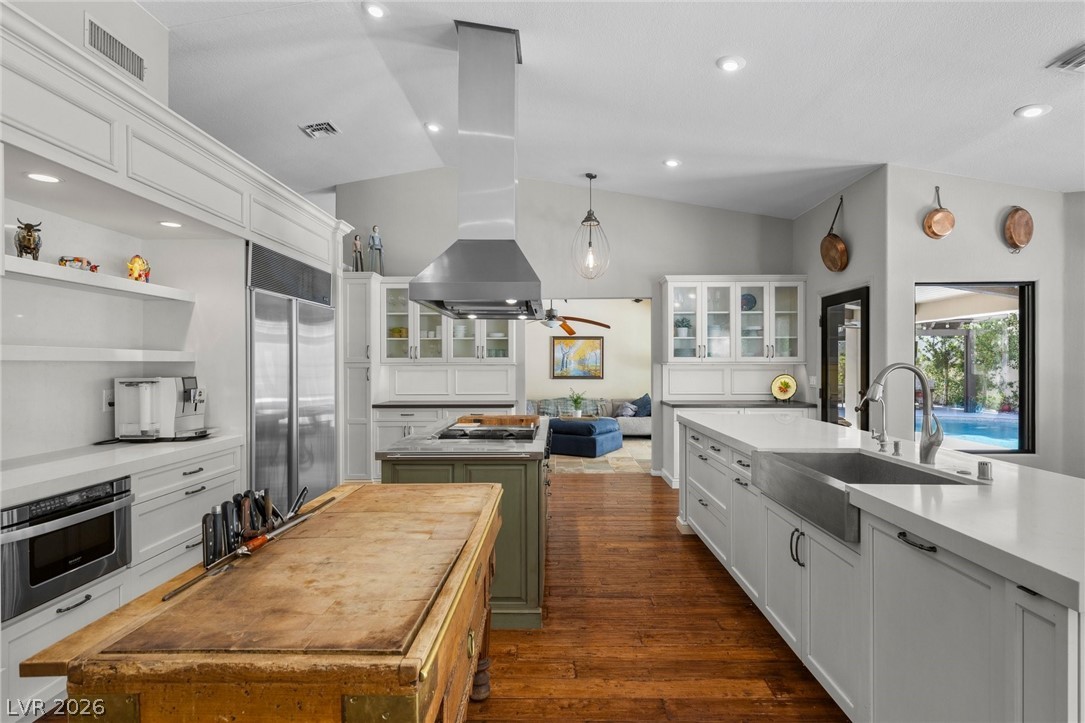 2222 Versailles Court