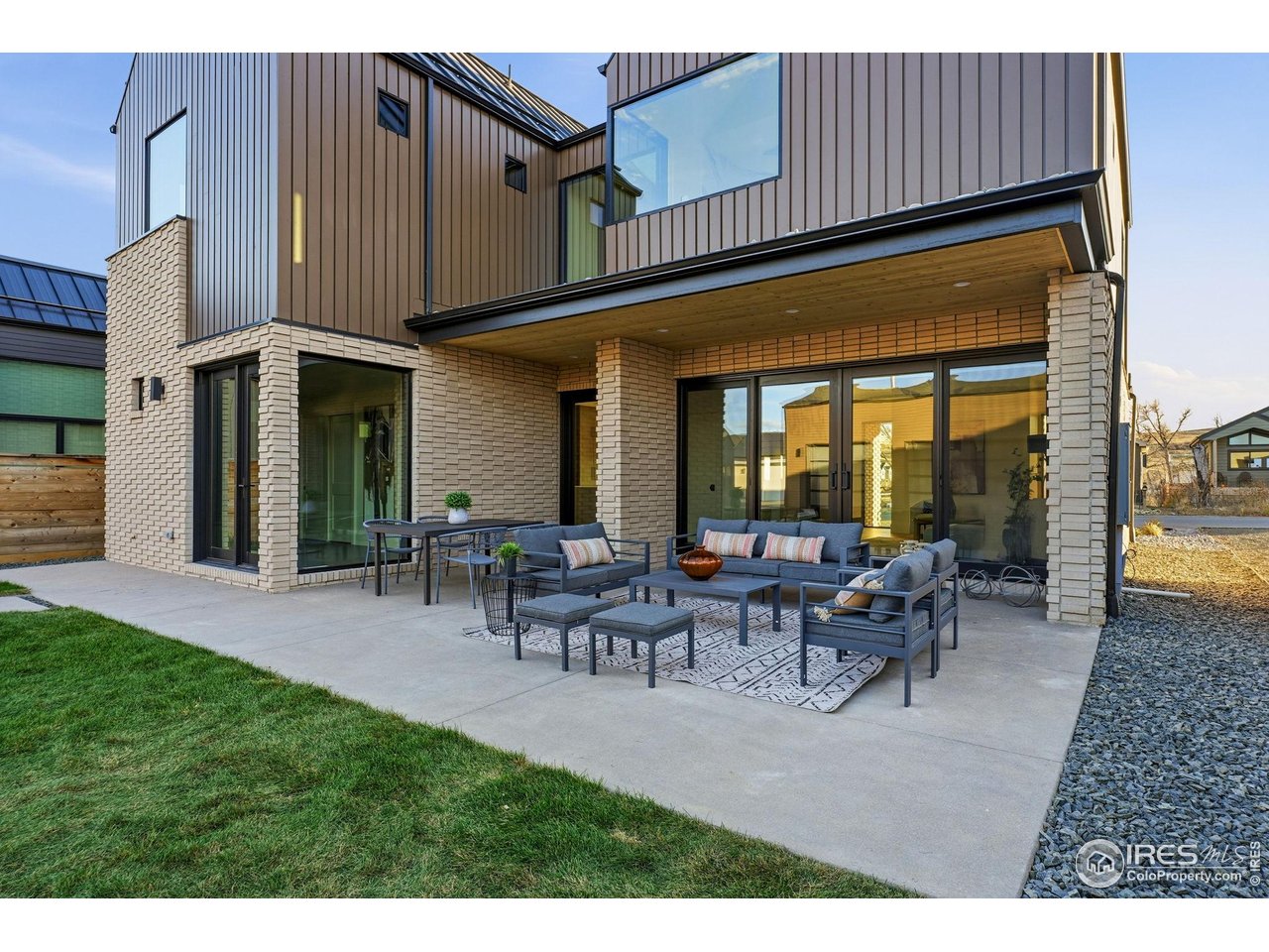 205 W William St