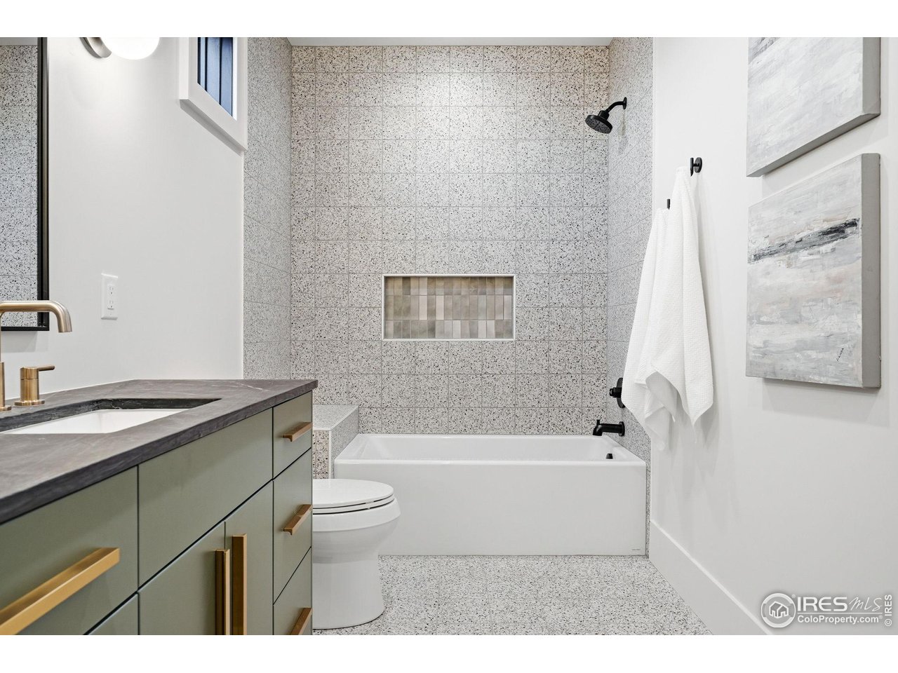205 W William St