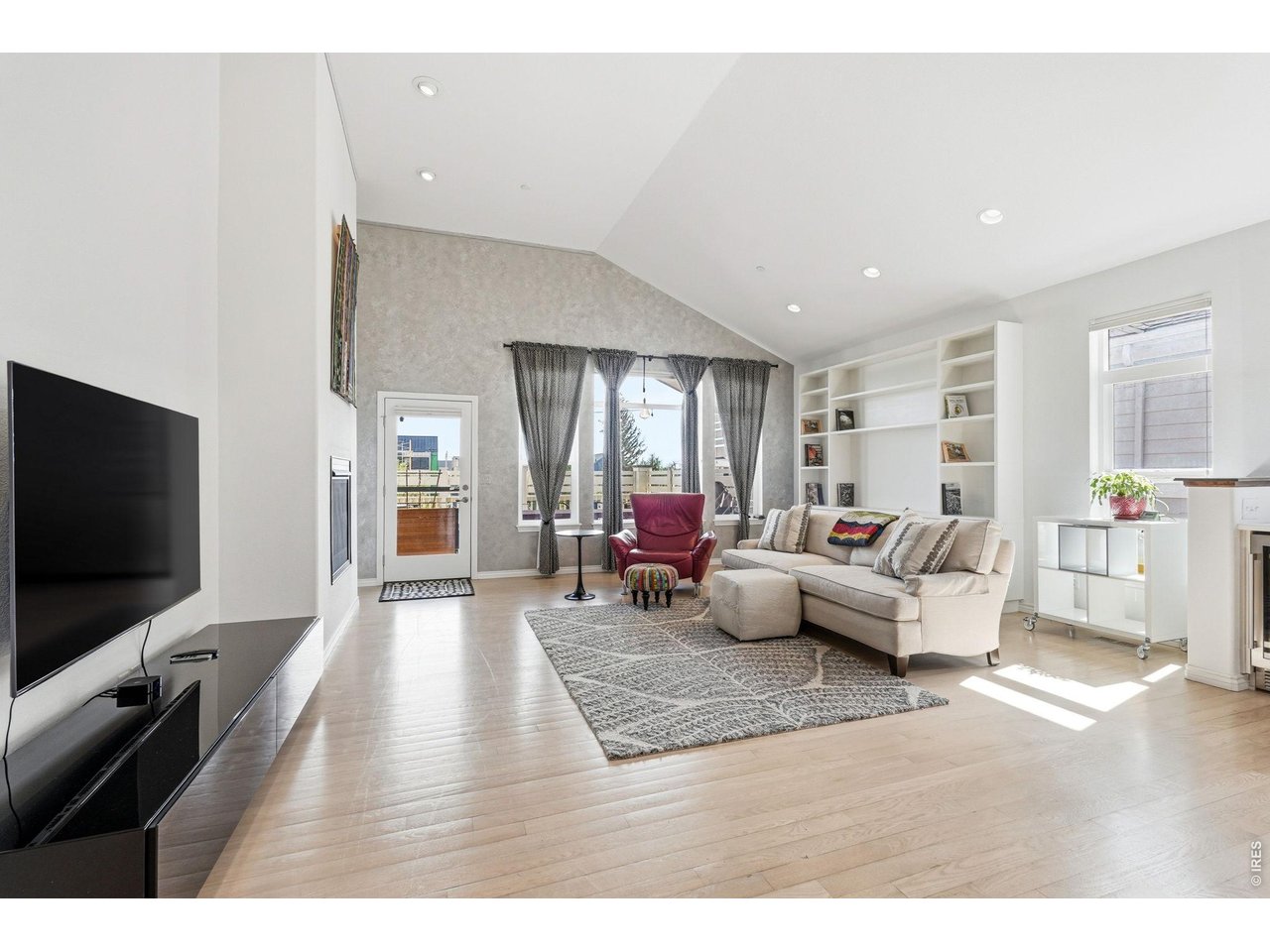 208 6th Ave