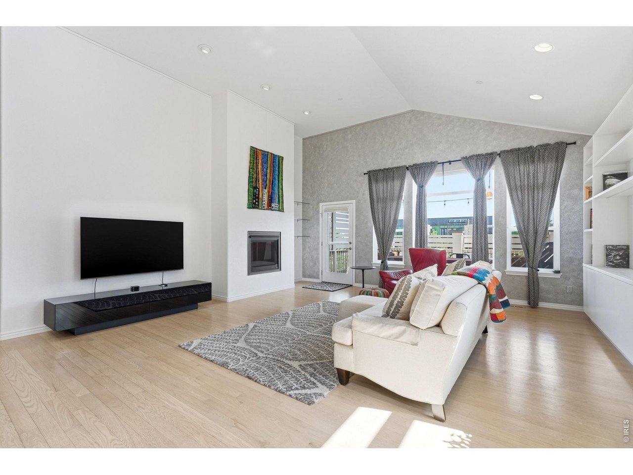 208 6th Ave